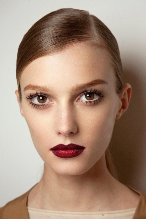 Нюдовый макияж можно добавить яркими губами. / Фото: zen.yandex.ru
