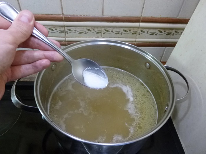 Если положить соль в начале, бульон может оказаться пересоленным. / Фото: povarenok.ru