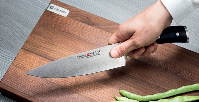 Большие ножи нужно держать правильно. / Фото: Blog.kitchenaid.ca