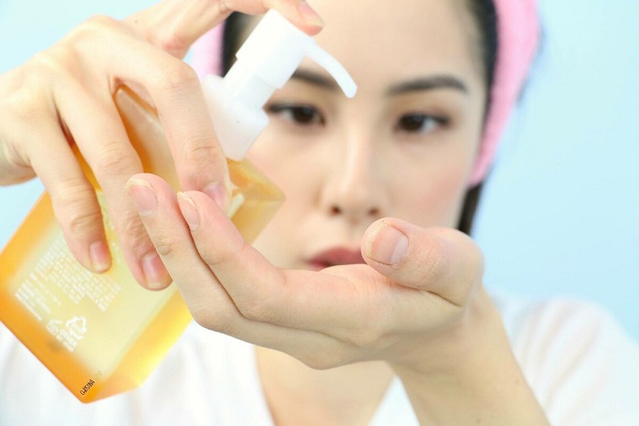 Очищать лицо нужно в несколько этапов. / Фото: Cosmetic-korean.ru