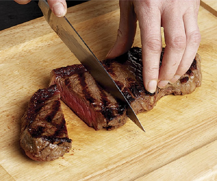 Нельзя резать мясо сразу после приготовления. / Фото: Finecooking.com