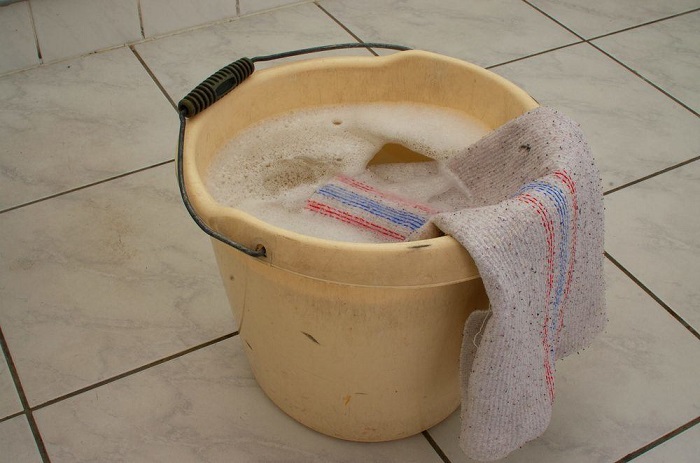 Нужно растворить в ведре с теплой водой горсть мыльной стружки. / Фото: kraski-net.ru