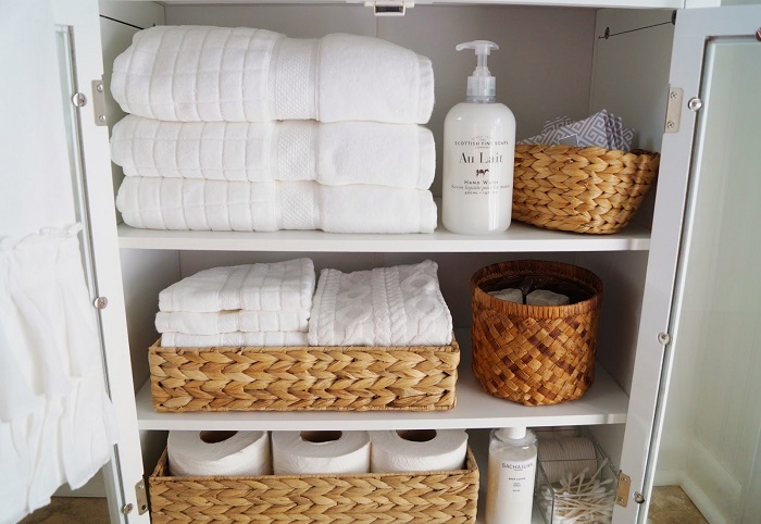 Полотенца удобнее всего хранить валиками в шкафу. / Фото: rebathroom.ru