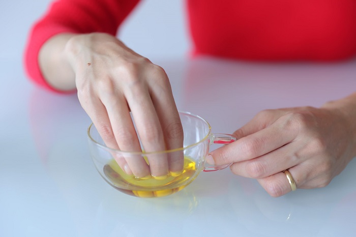 Из оливкового масла получится питательная ванночка для ногтей. / Фото: severdv.ru