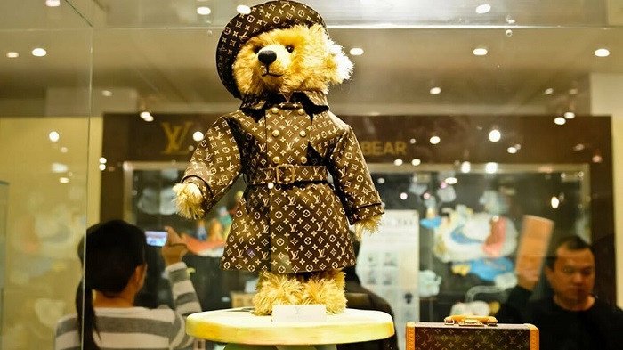Плюшевый медведь от бренда стоит 2,1 миллиона долларов. / Фото: Popmech.ru