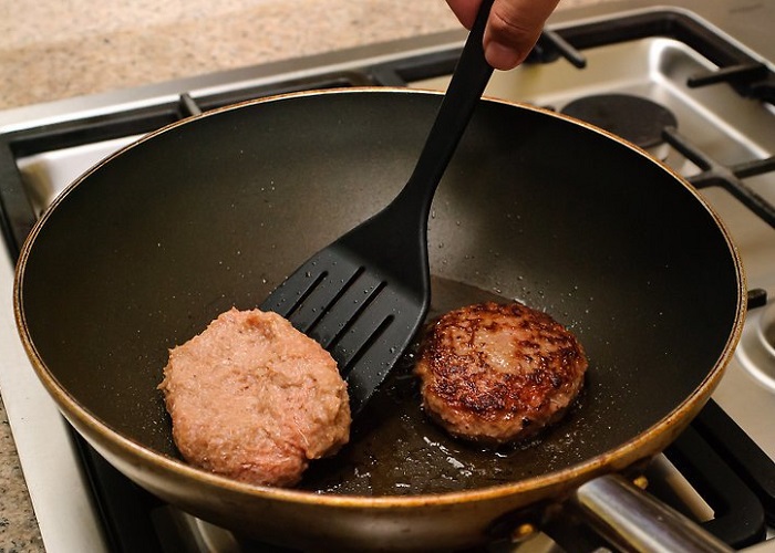 Калорийность мяса, пожаренного на сковороде, увеличивается в разы. / Фото: Povar24.info