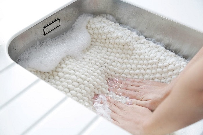 Шерстяной свитер следует стирать руками. / Фото: luxury-house.org