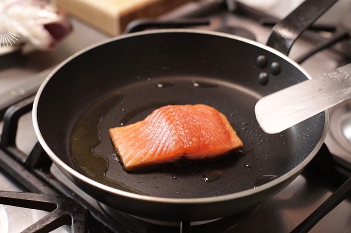 На антипригарной сковороде удобно обжаривать рыбу. / Фото: eatthis.com