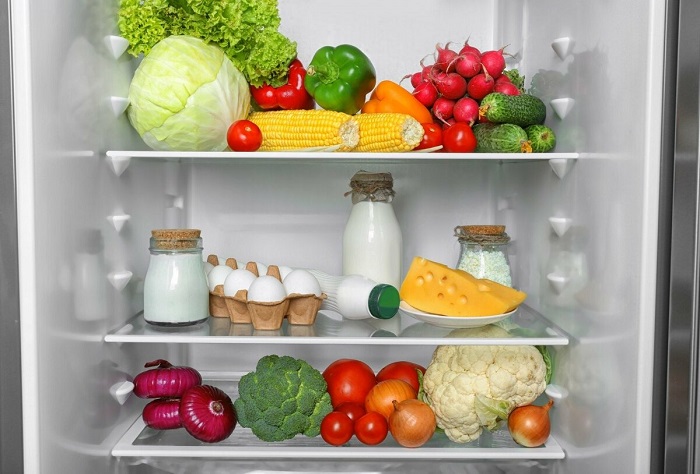 На средней полке холодильника хранят полезные продукты. / Фото: Tr.pinterest.com
