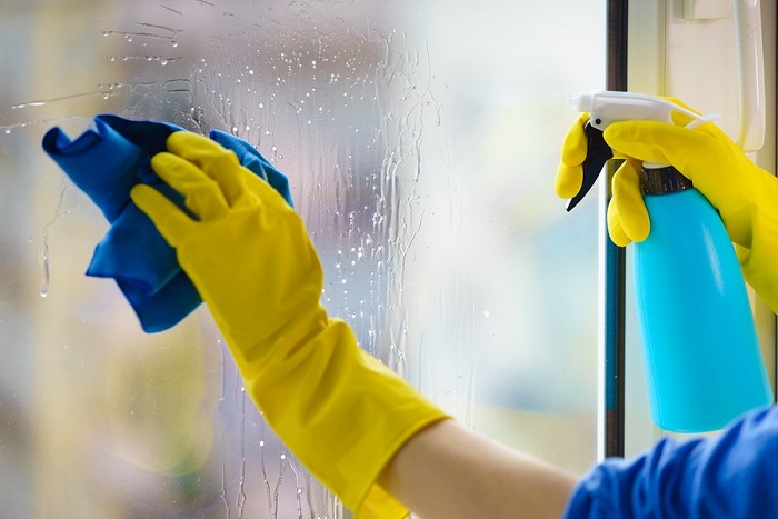 Если распылять средство на стекло, не получится качественно его вымыть. / Фото: pinterest.ru