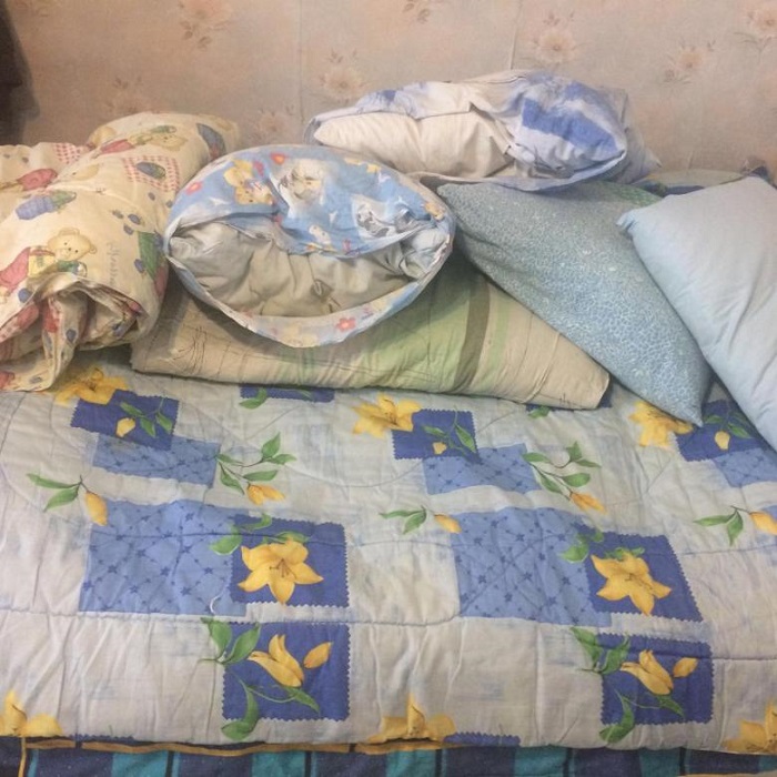 Перьевые подушки и ватные одеяла со временем отсыревают. / Фото: Youla.ru