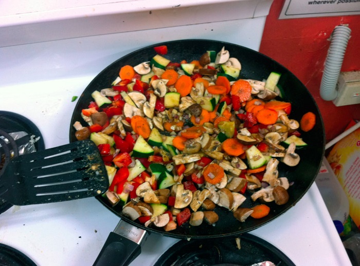 Большинство овощей имеют разное время приготовления. / Фото: Zazozh.com