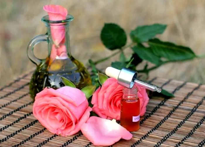 Розовое масло - природный антистатик. / Фото: Zen.yandex.com