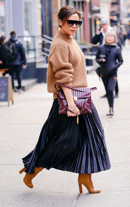 Виктория Бекхэм в свитере и плиссированной юбке. / Фото: Zen.yandex.ru