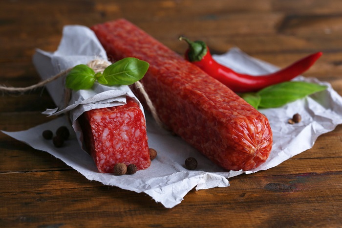 Сырокопченую колбасу можно хранить три месяца. / Фото: agrosmak.ua