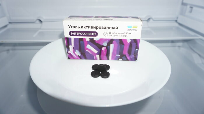 Положите несколько таблеток в тарелку и поставьте в холодильник. / Фото: becompact.ru