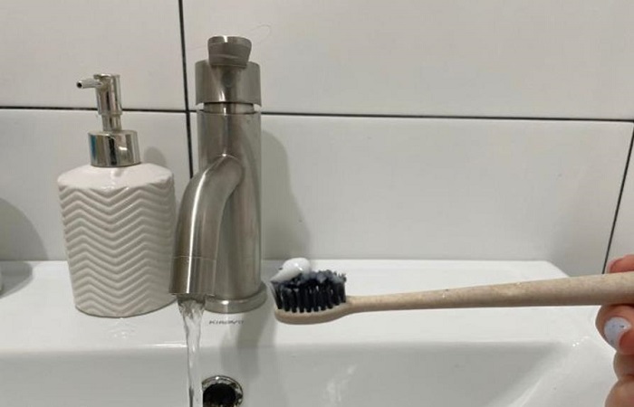 Смешайте активированный уголь с зубной пастой. / Изображение: дзен-канал technotion