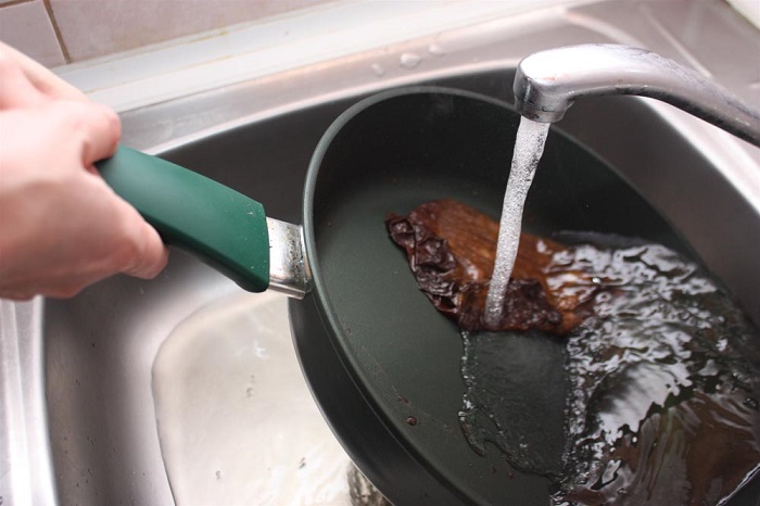 Нельзя заливать горячую сковороду холодной водой. / Фото: pinterest.com