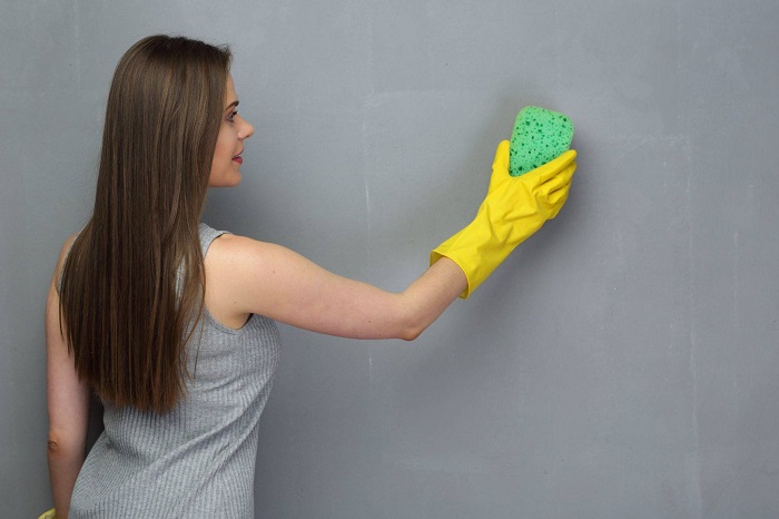 Стены, покрытые моющейся краской, можно в любой момент протереть влажной губкой. / Фото: stalnoy-dekor.ru