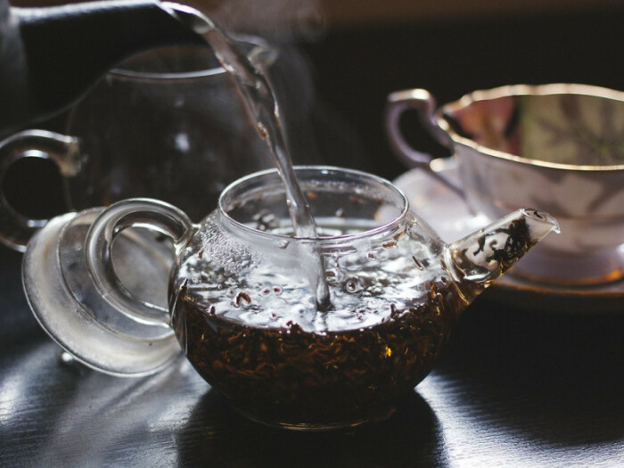 Заварите чай в чайнике и дайте ему настояться. / Фото: rg.ru
