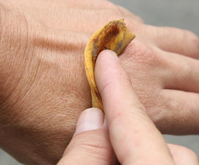 Банановая кожура делает кожу на руках мягче. / Фото: syl.ru