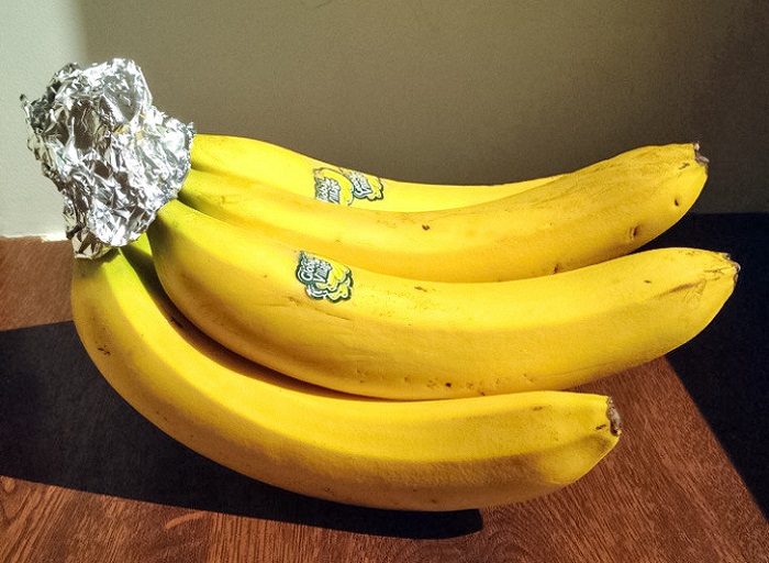 Хвостик банана нужно завернуть в фольгу. / Фото: housechief.ru