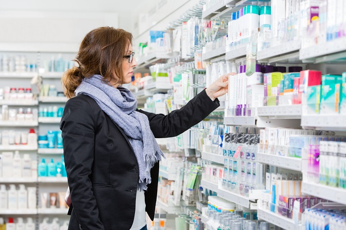 В аптеке продается не только лечебная косметика, одобренная дерматологами. / Фото: mnogoblock.ru