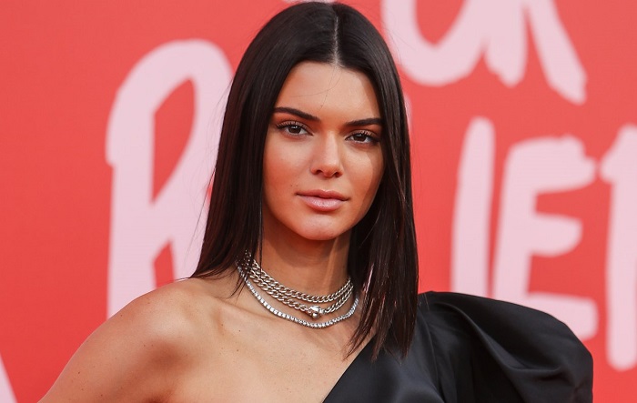 Кендалл подводит карандашом верхнюю часть губы. / Фото: justjaredjr.com