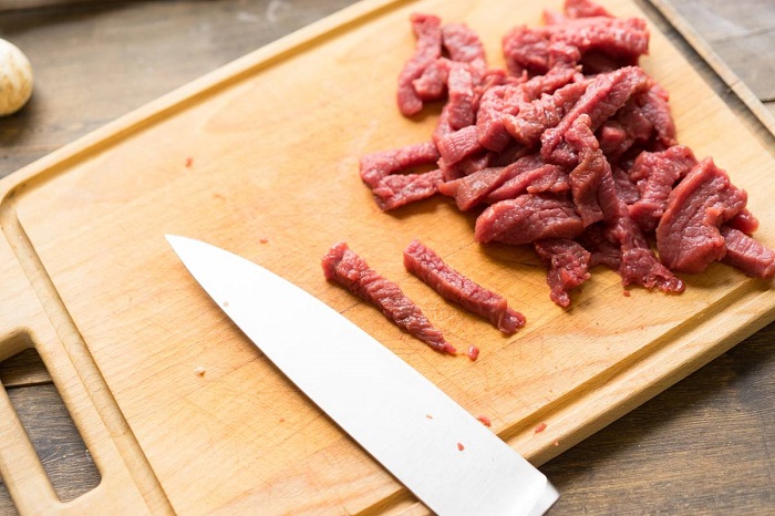 Нарежьте мясо тонкими полосками