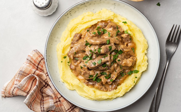 Подавайте бефстроганов с картофельным пюре