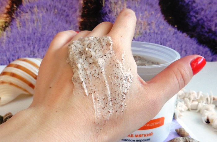 Скраб с крупными частичками может травмировать кожу. / Фото: handhand.ru