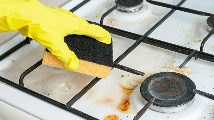 Ежедневная чистка может повредить плиту. / Фото: infohome.com.ua