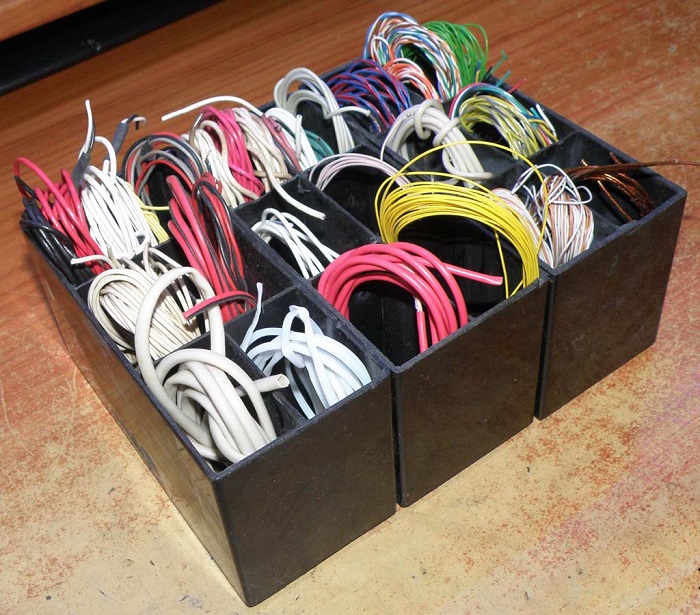 Половина из этих проводов больше не пригодится. / Фото: radioscanner.ru