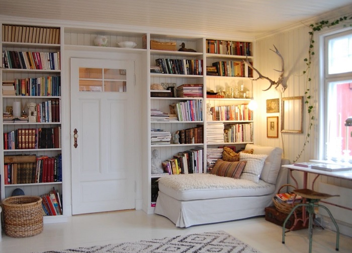 Если дома много книг, их нужно красиво и удобно разместить. / Фото: mebel-designing.ru