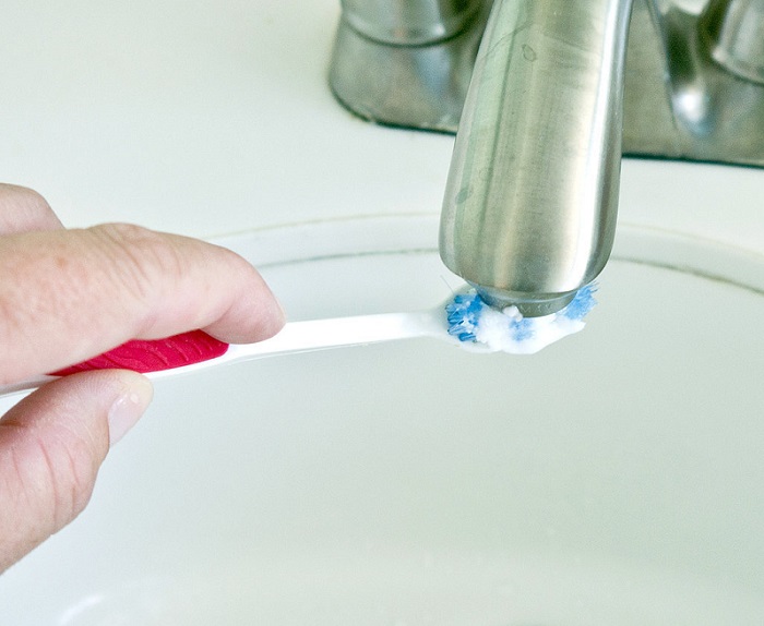 Зубная щетка поможет очистить сетки-аэраторы. / Фото: bigcleaning.ru