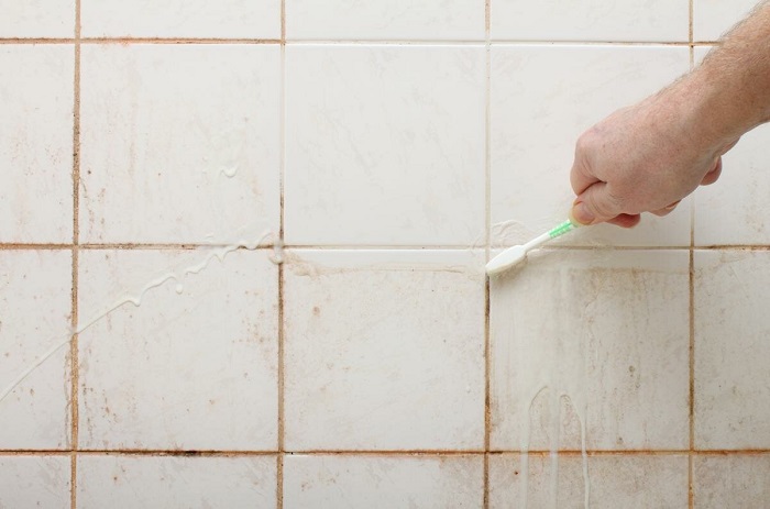Межплиточные швы удобно чистить зубной щеткой. / Фото: polusuhaya-styazhka-pola.ru