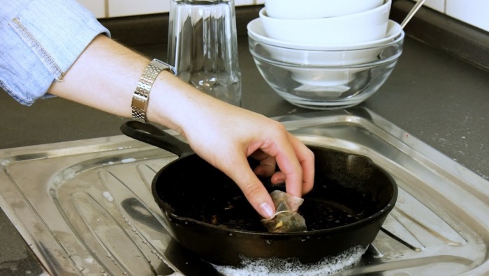 Сковороду можно помыть использованным чайным пакетиком. / Фото: shnyagi.net