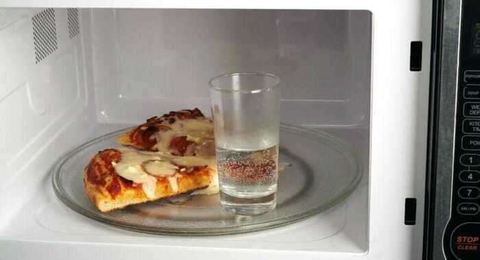 Кусочек пиццы, разогретый с водой, будет мягким. / Фото: catchsuccess.ru