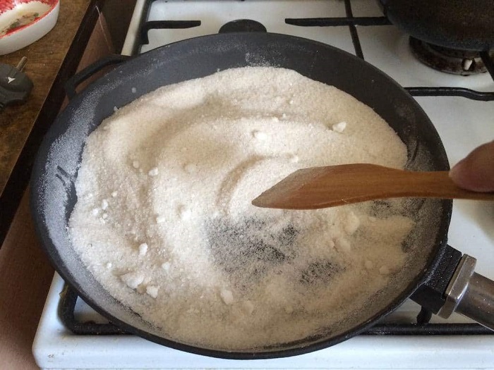 Сковороду нужно прокалить на плите вместе с солью. / Фото: posuda-gid.ru