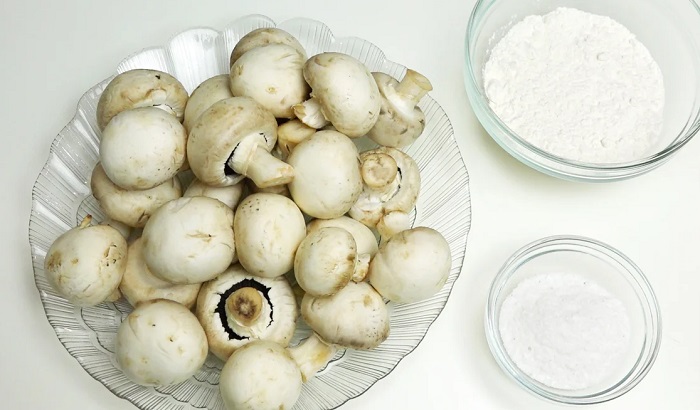 Посыпьте грибы мукой. / Фото: svadba1000.ru