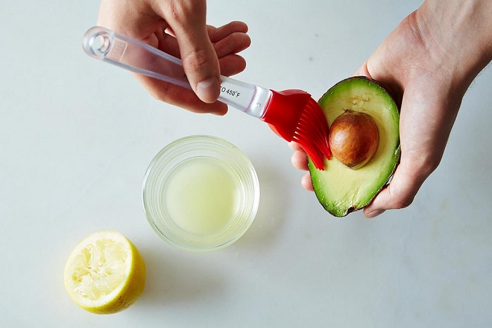 Сохранить авокадо свежим поможет лимонный сок. / Фото: postirke.ru