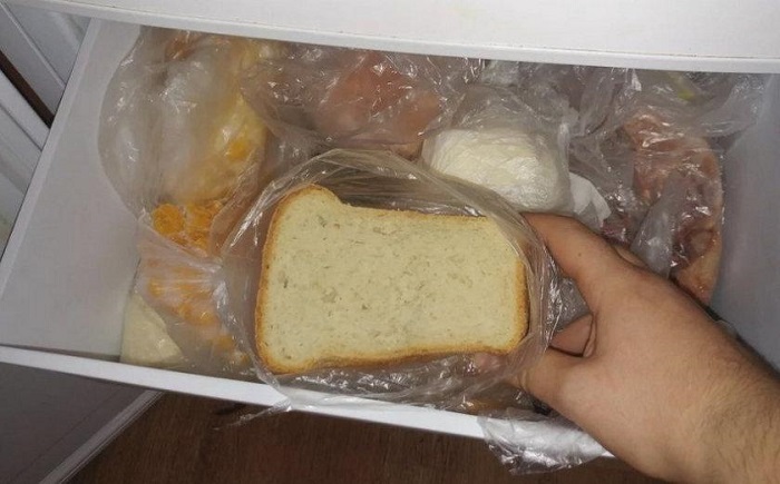 Хлеб лучше хранить в морозилке. / Фото: news.myseldon.com
