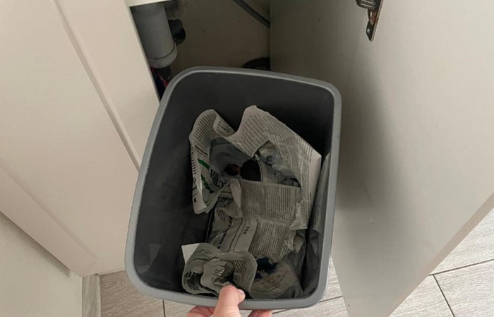 На дно мусорного ведра нужно положить газету. / Изображение: дзен-канал technotion