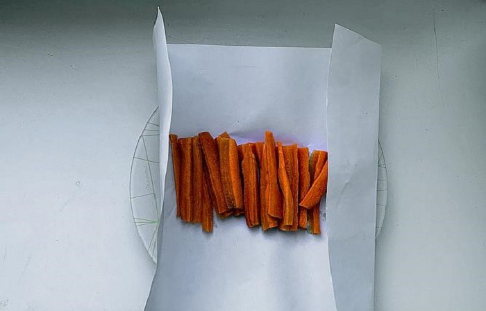 Морковь нужно обернуть в лист бумаги. / Изображение: дзен-канал technotion