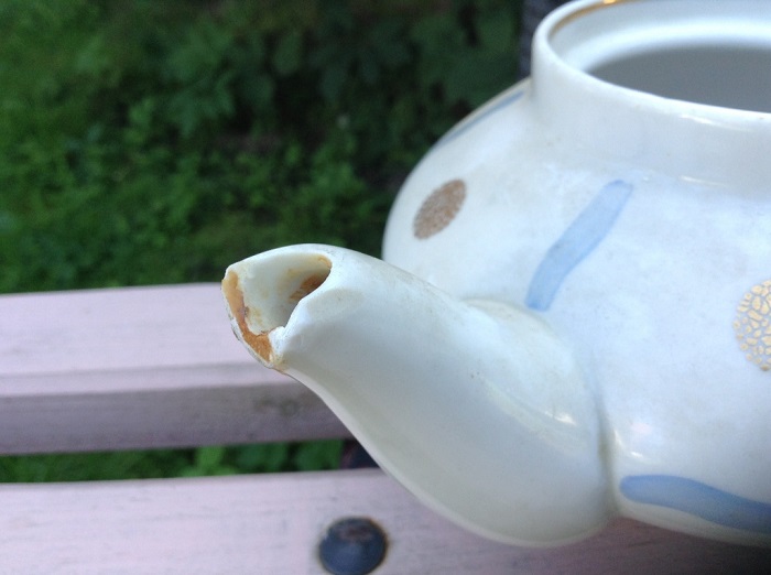У заварочного чайника мог отколоться «носик». / Фото: darudar.org