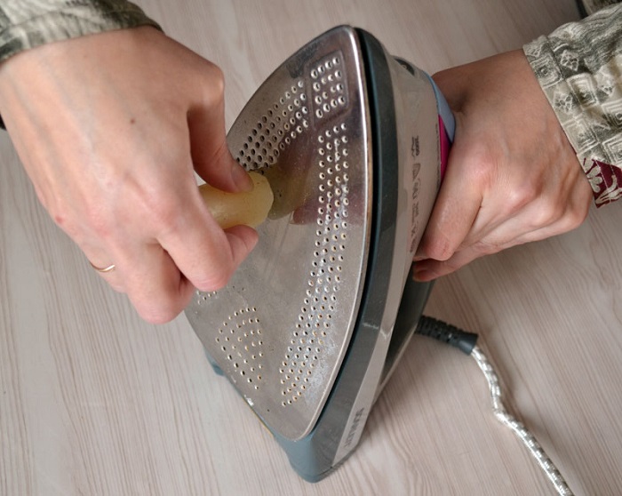 Для чистки утюга подойдет обычная восковая свеча. / Фото: sewing-master.ru