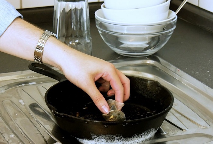 Чайным пакетиком можно помыть сковороду. / Фото: shnyagi.net