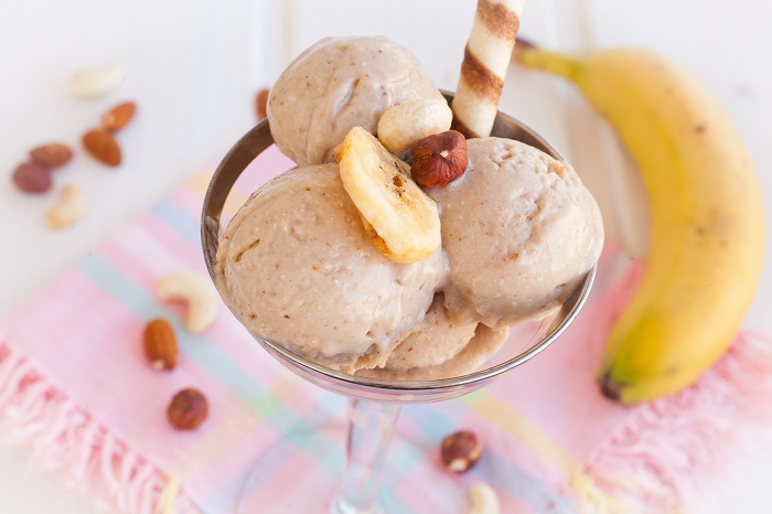 Шарики бананового мороженого, украшенные орехами. / Фото: klublady.ru