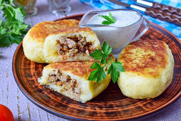 Картофельные зразы с начинкой из фарша. / Фото: pitanielife.ru