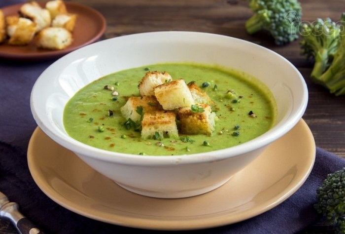 Гренки добавят супу интересной текстуры. / Фото: Pinterest.com